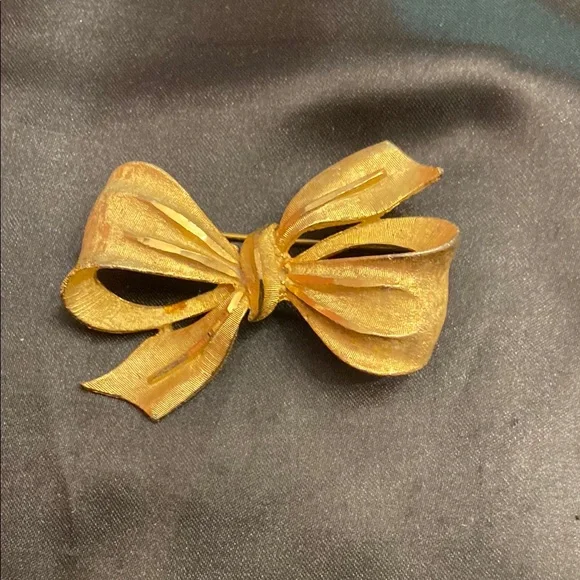 Elegant Brooch Set with Gold, Green, and Crystal Accents - Picture 5 of 8